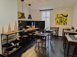 Colazione a buffet, servita tutte le mattine (5 EUR a persona) 