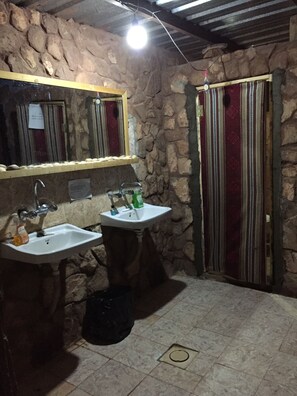 Shower, towels, toilet paper - Bedouin Host Camp (Wadi Rum)