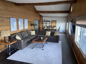 Een smart-tv, een open haard en een tafeltennistafel