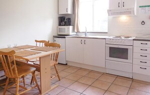 Kühlschrank, Mikrowelle, Herdplatte, Wasserkocher mit Kaffee-/Teezubehör