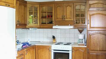 Fridge, stovetop, dishwasher, coffee/tea maker