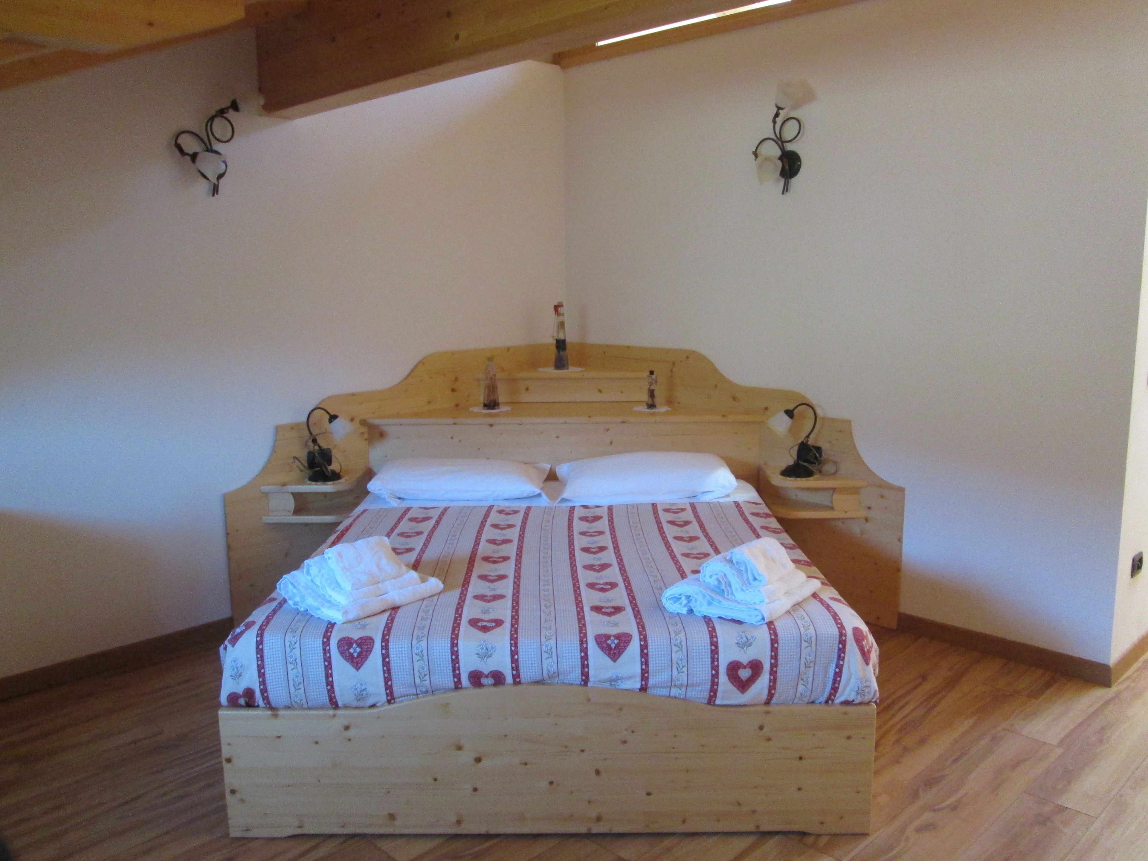 Minibar, desk, free WiFi