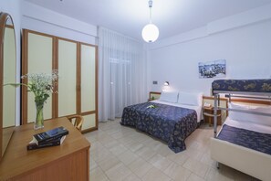 ห้องคลาสสิกสำหรับสี่ท่าน, วิวเมือง | เครื่องนอนระดับพรีเมียม, ตู้นิรภัยในห้องพัก, โต๊ะทำงาน