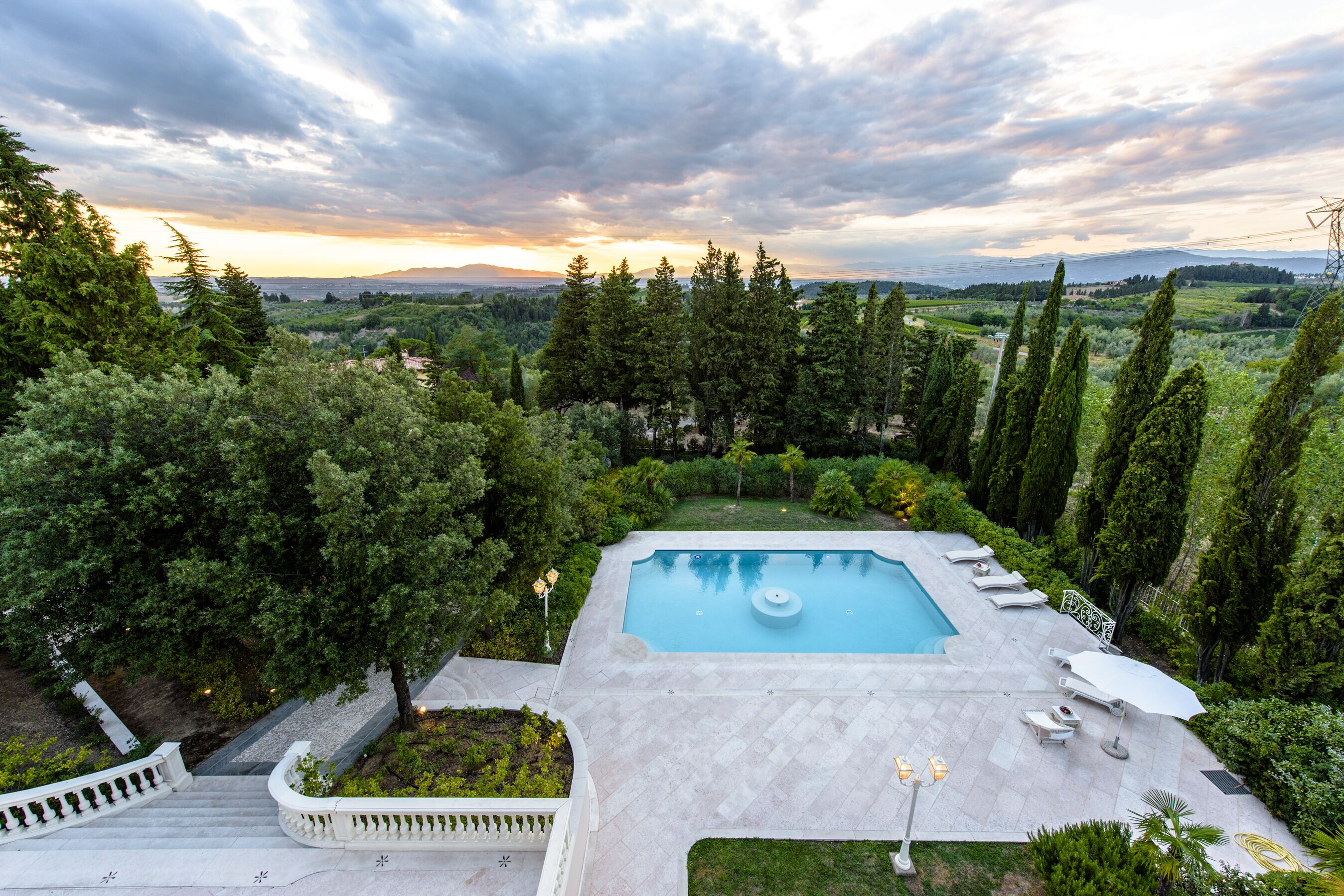 室外游泳池，日光浴躺椅