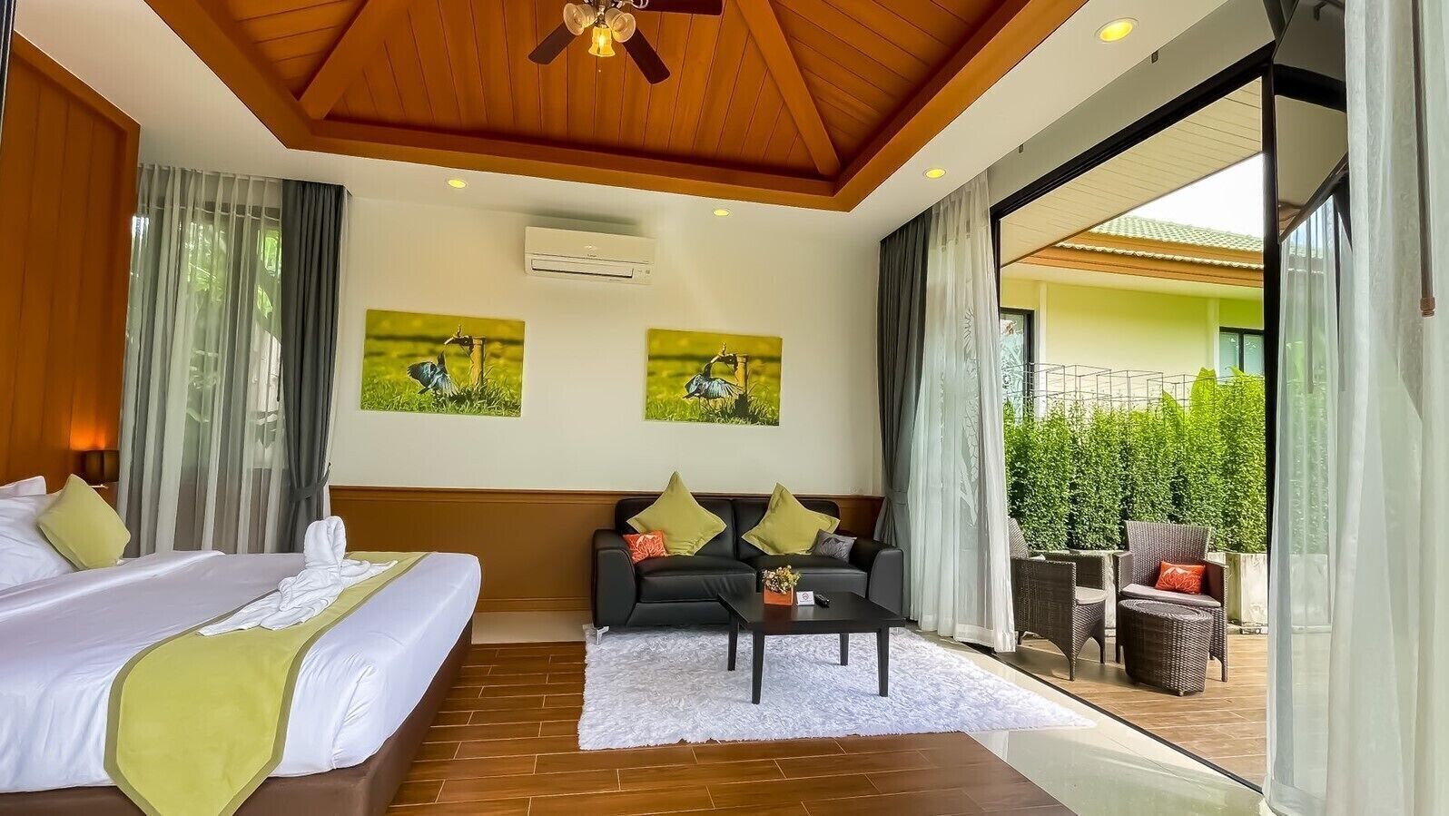 Ropa de cama de alta calidad y minibar 