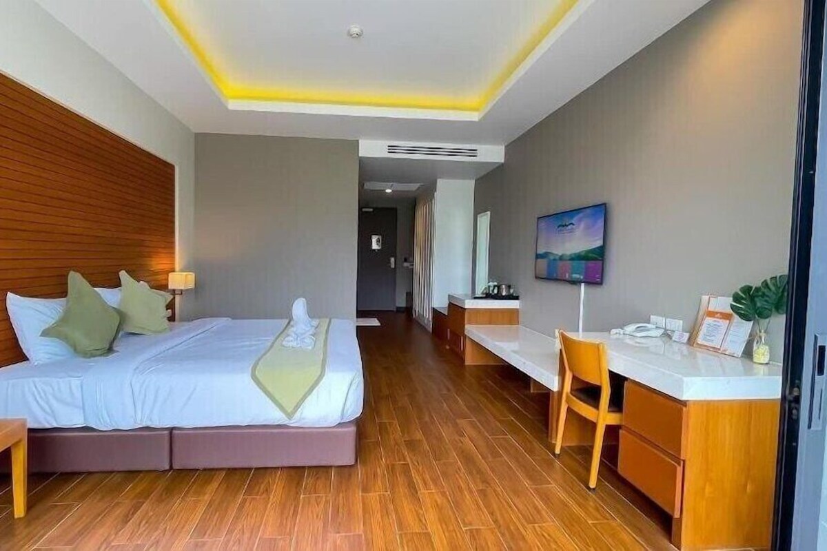 Premium bedding, minibar, in-room safe, desk