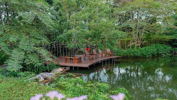 别墅, 河景 | 起居区 | 45-英寸纯平电视 (配备有线频道)、电视