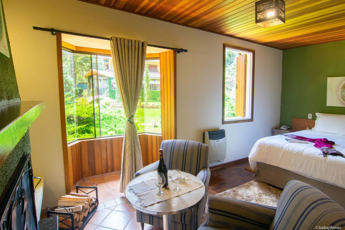 Minibar, free WiFi, bed sheets