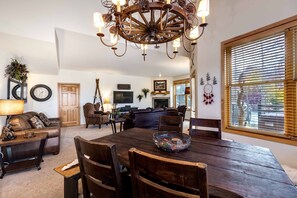 TV connectée, cheminée, lecteur de DVD, table de tennis de table