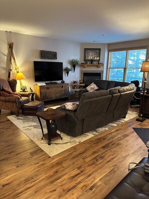 Smart TV, fireplace, DVD player, table tennis - Corral 3bd/3ba , Downtown Breckenridge, 3 King Beds, Walk to Ski Lift, Hot Tub (Breckenridge)