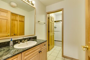 Combined shower/bathtub, jetted bath, hair dryer, towels