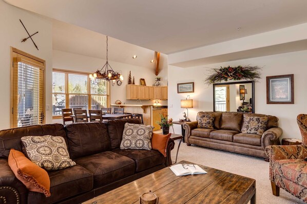 Smart TV, fireplace, DVD player, ping pong