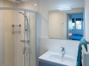 Apartment, Private Bathroom (Gîte Hélène Boucher) | Bathroom