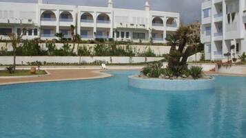 4 outdoor pools, pool umbrellas, sun loungers