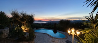 Viehättävä huvila uima-altaalla ja panoraamanäköala merelle Pyhän lahden rannalla tropez