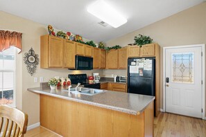 Microwave, dishwasher, coffee/tea maker - River Breeze, WIFI, $560 FREE tickets each paid day!!! (Pigeon Forge)