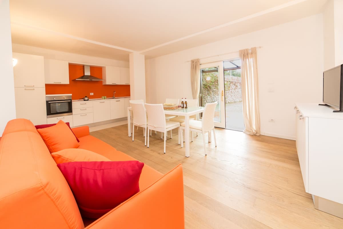 Appartement, 2 chambres, rez-de-chaussée (Girasole) | Coin séjour | Télévision à écran plat