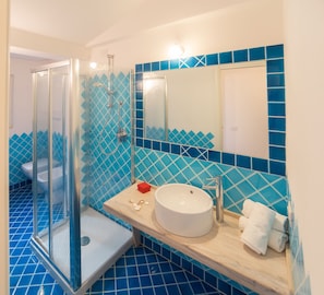 Apartamento, 2 habitaciones (Mimosa) | Baño | Ducha, secador de pelo, bidé y toallas