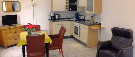 Réfrigérateur, four, chaise haute