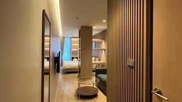 Standaard tweepersoonskamer, balkon | Een kluis op de kamer, individueel gedecoreerd, individueel gemeubileerd