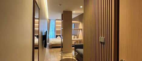 Quarto casal standard, sacada | Cofres nos quartos, individualmente decorados