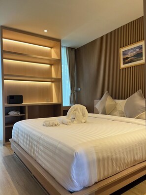 Deluxe tweepersoonskamer, balkon | Een kluis op de kamer, individueel gedecoreerd, individueel gemeubileerd
