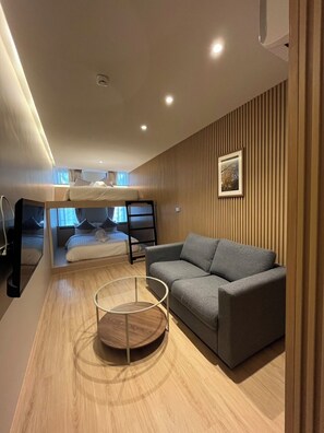 Estudi familiar | Caixa forta a l'habitació, decoració individual i mobiliari individual 