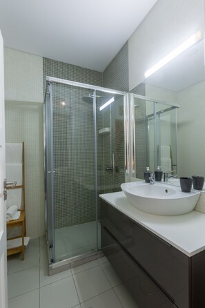 Habitación superior con 1 cama doble o 2 individuales, 1 habitación, baño privado | Baño | Ducha, cabezal de ducha tipo lluvia, secador de pelo y toallas