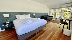 A hotel room with a large bed, a desk, a chair, and a sofa. - My Angra Charming House (Angra do Heroismo)