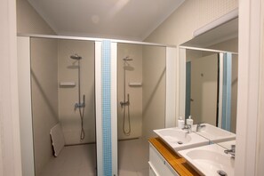Deluxe-Studiosuite, Balkon, Gartenblick | Badezimmer