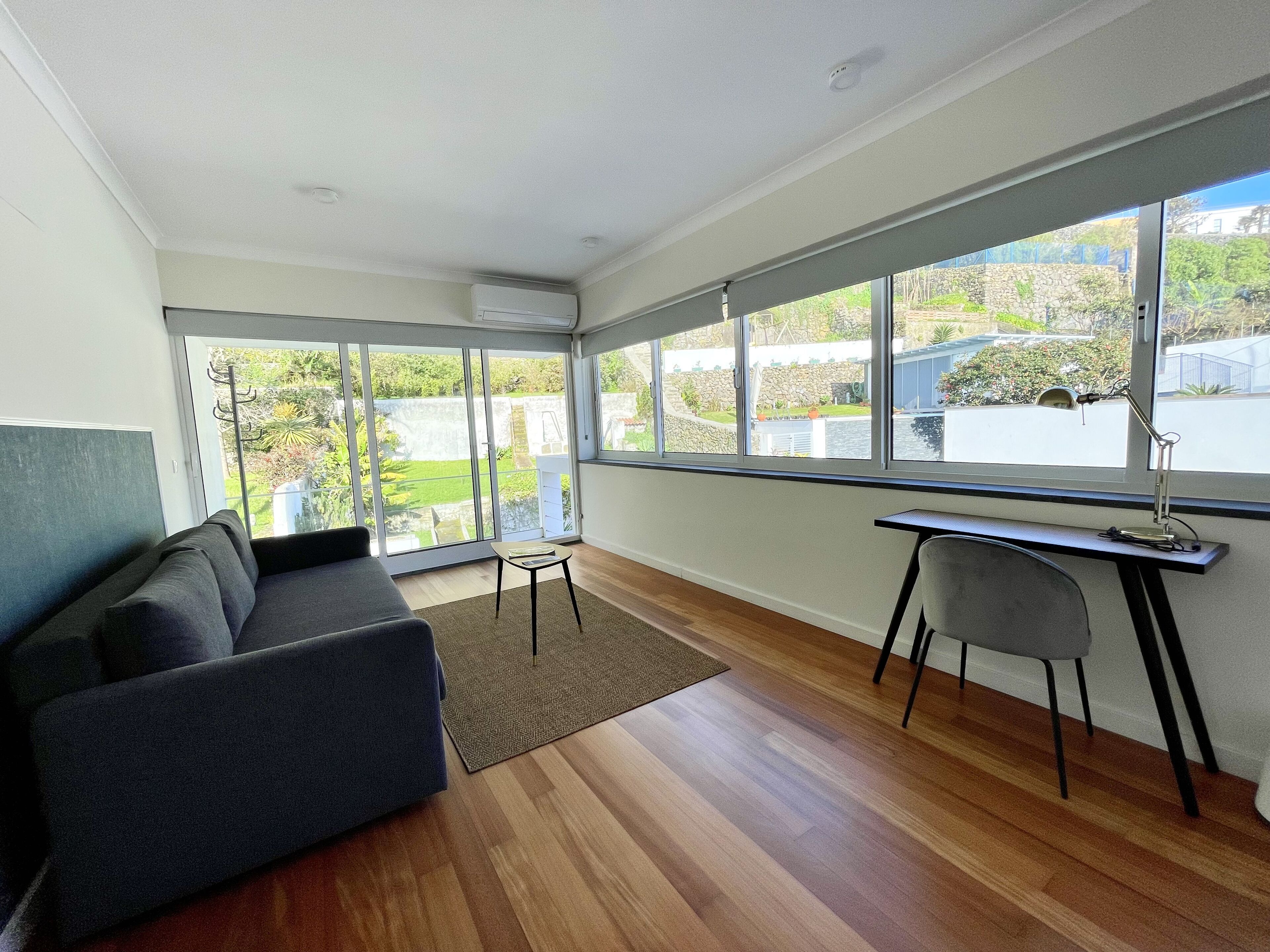 华丽开间套房, 阳台, 花园景观 | 起居区 | 32-英寸智能电视 （配备有线频道）、电视