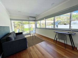 Deluxe Studio Suite, Balcony, Garden View | Living area