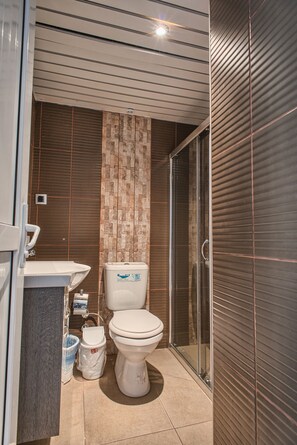 Habitación doble estándar | Baño | Regadera, amenidades de baño gratuitas, secadora de cabello, toallas 