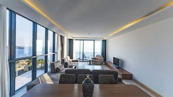 Executive Suite | Minibar, in-room safe, soundproofing, free WiFi