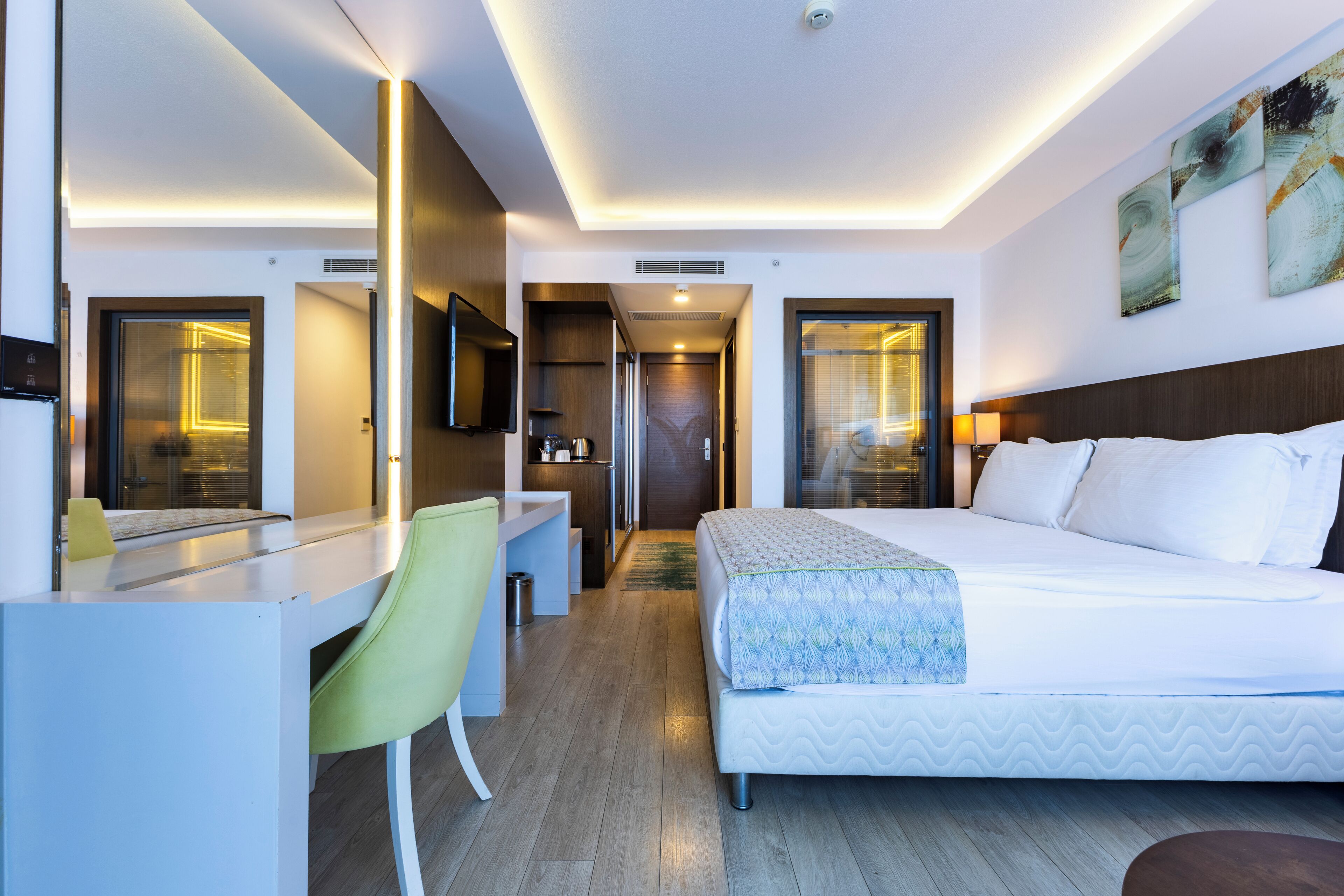 family room | minibar, in-room safe, soundproofing, free wifi