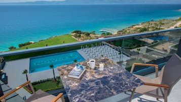 Deluxe Room, Sea View | Minibar, in-room safe, soundproofing, free WiFi