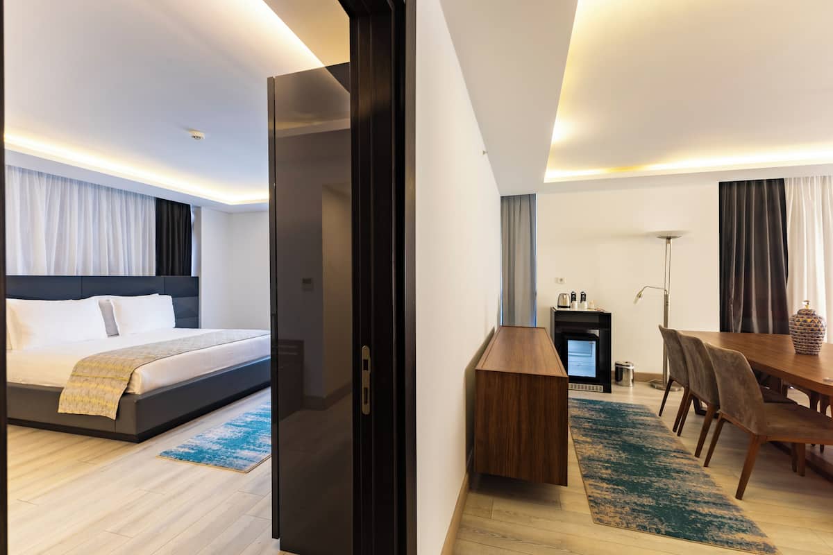 Ein modernes Hotelzimmer mit Bett, Schreibtisch und Kamin.