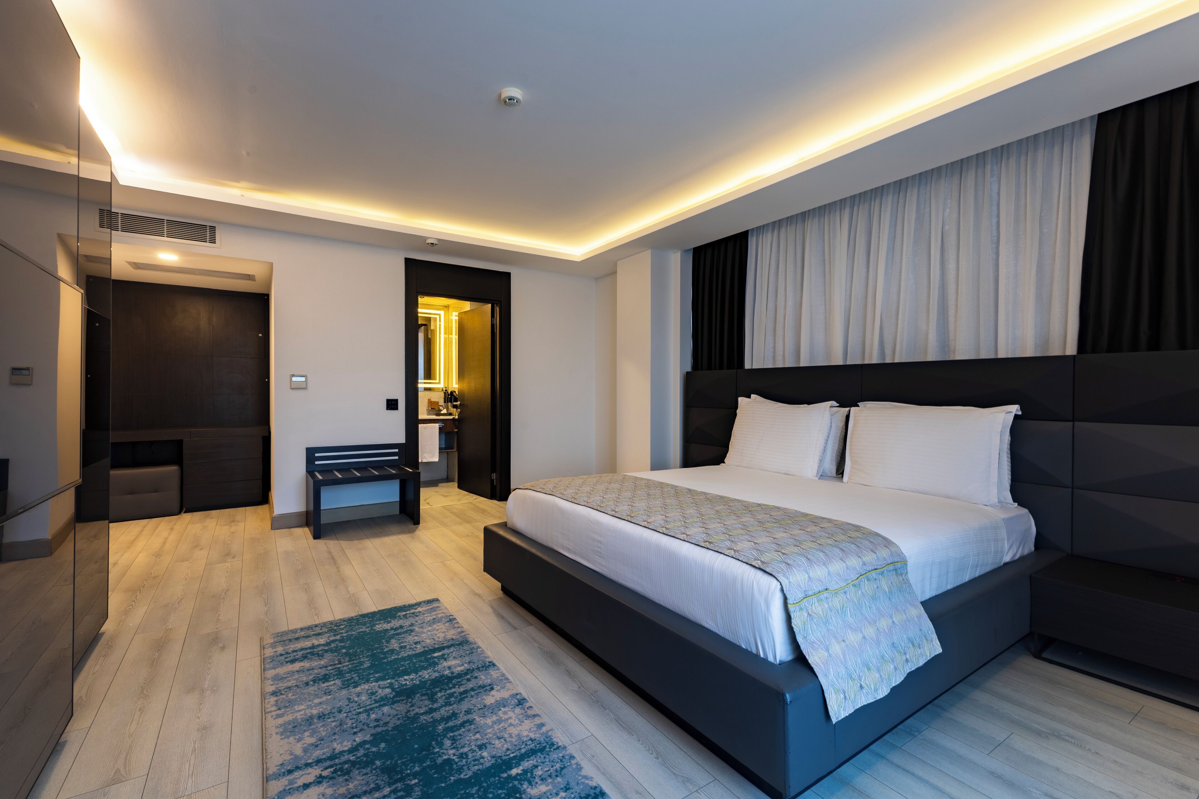 executive suite | minibar, in-room safe, soundproofing, free wifi