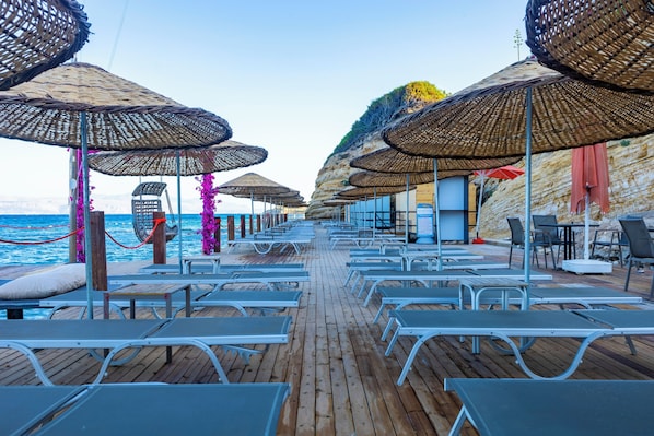 Private beach, free beach shuttle, sun-loungers, beach umbrellas - The Nowness Luxury Hotel & Spa (Adults Only 16+) (Cesme)