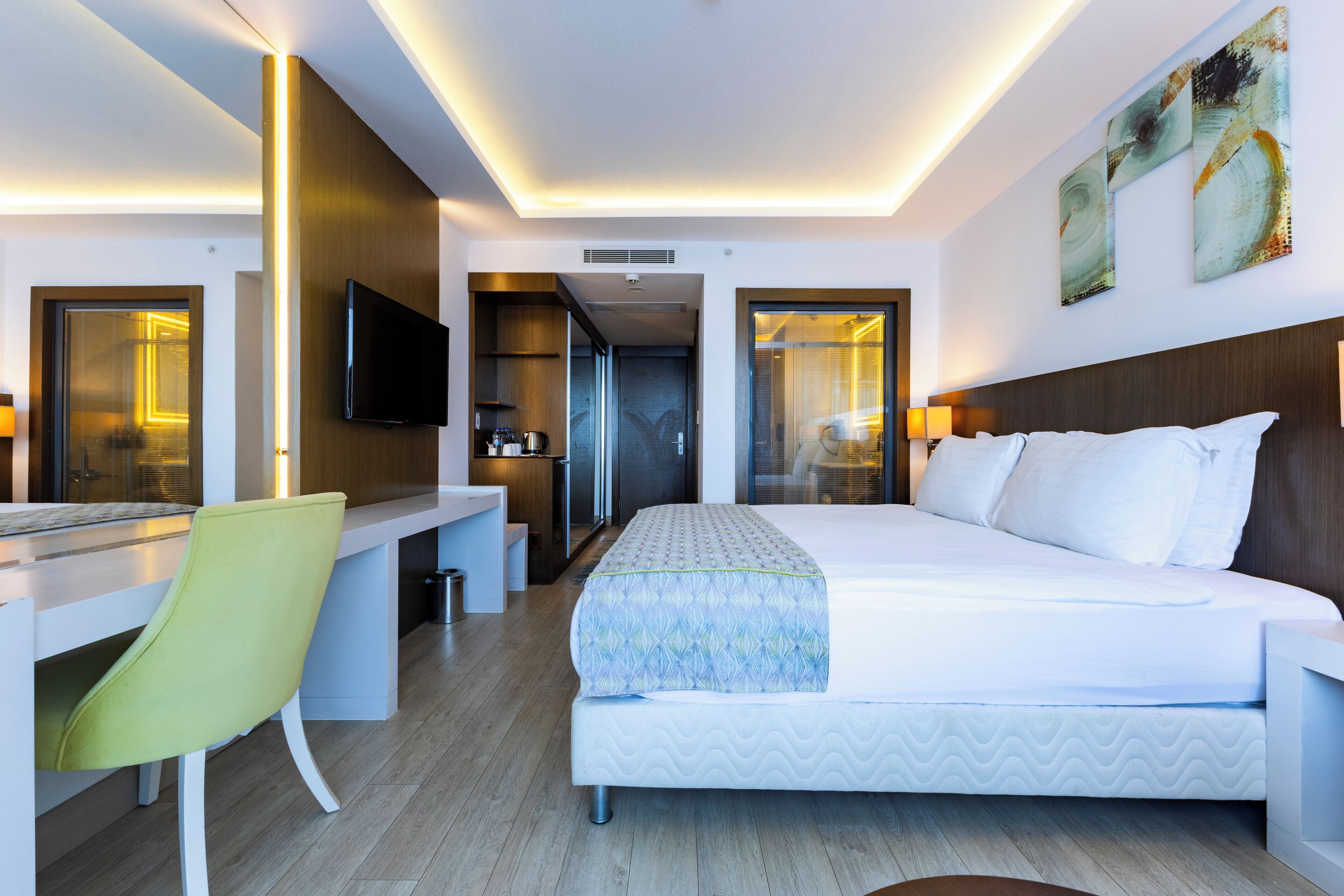 family room | minibar, in-room safe, soundproofing, free wifi