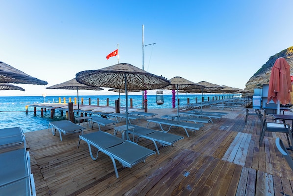 Plage privée, navette gratuite vers la plage, chaises longues, parasols