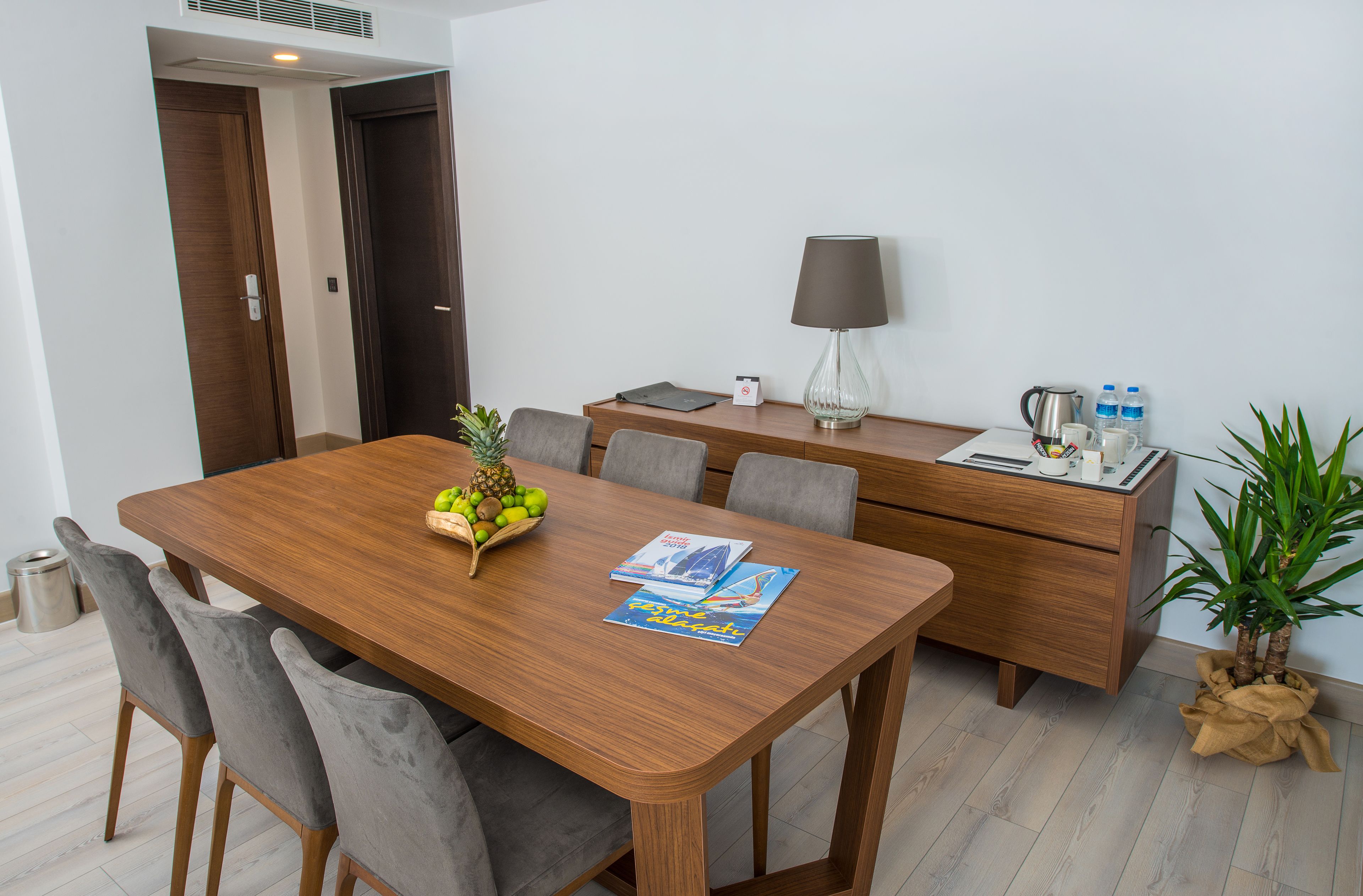 executive suite | in-room dining