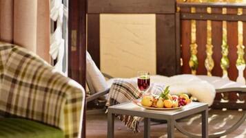 Hypo-allergenic bedding, down comforters, in-room safe