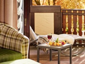 低刺激性寝具、羽毛の掛け布団、セーフティボックス (室内)、客室ごとに異なる装飾