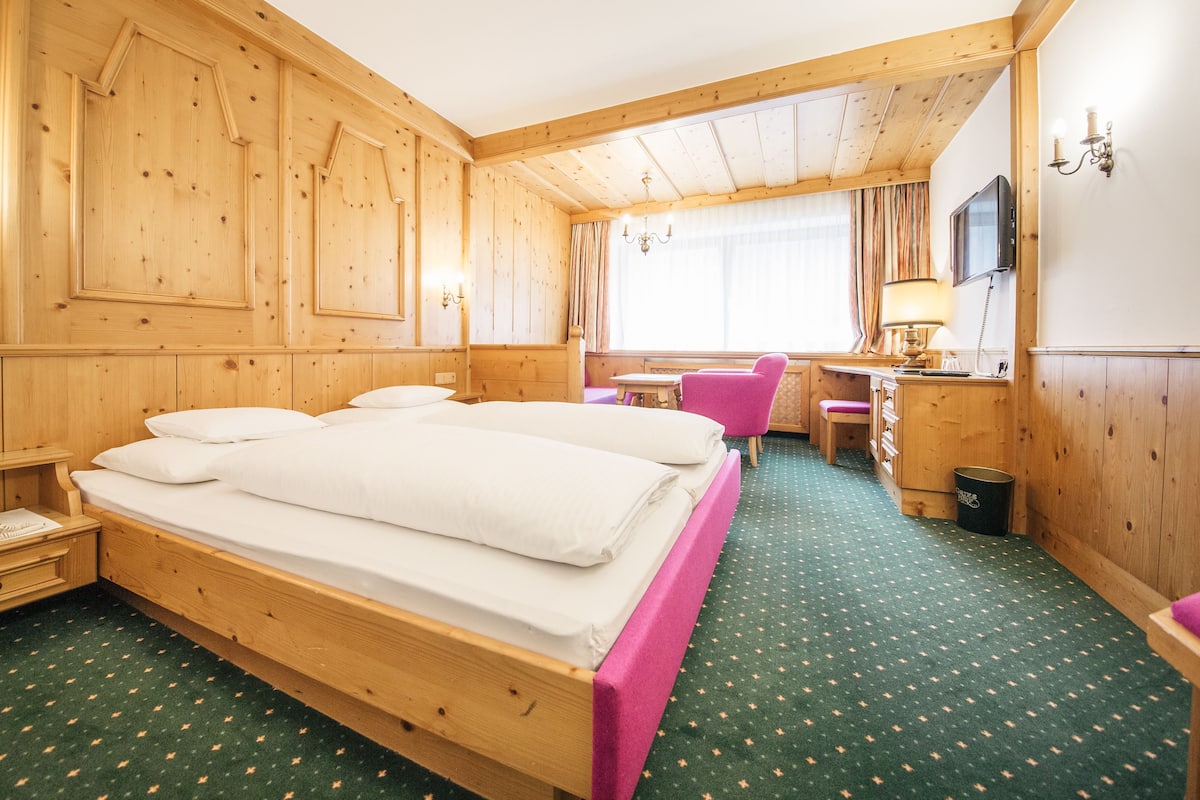 double room | minibar, in-room safe, desk, free wifi