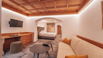 Junior-Suite | Minibar, Zimmersafe, Schreibtisch, kostenloses WLAN