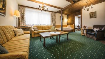 Suite | Een minibar, een kluis op de kamer, een bureau, gratis wifi