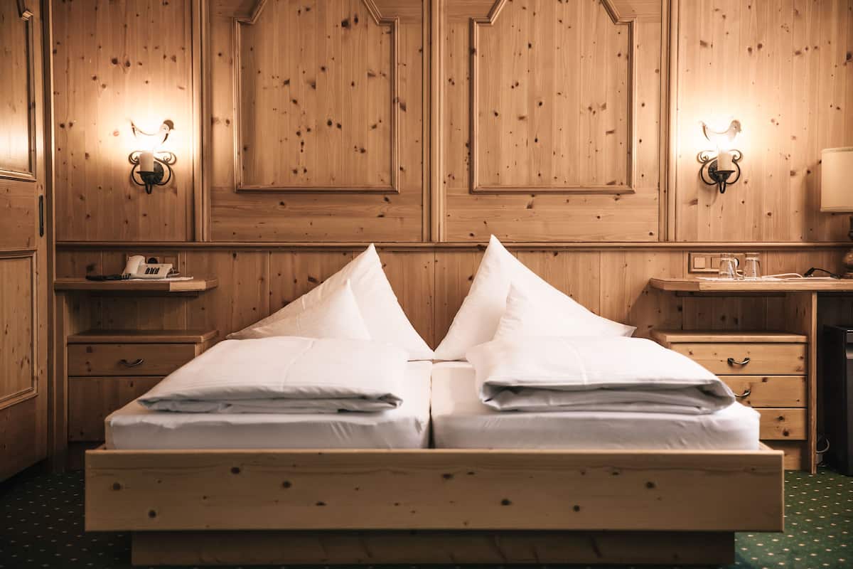 deluxe double room | minibar, in-room safe, desk, free wifi