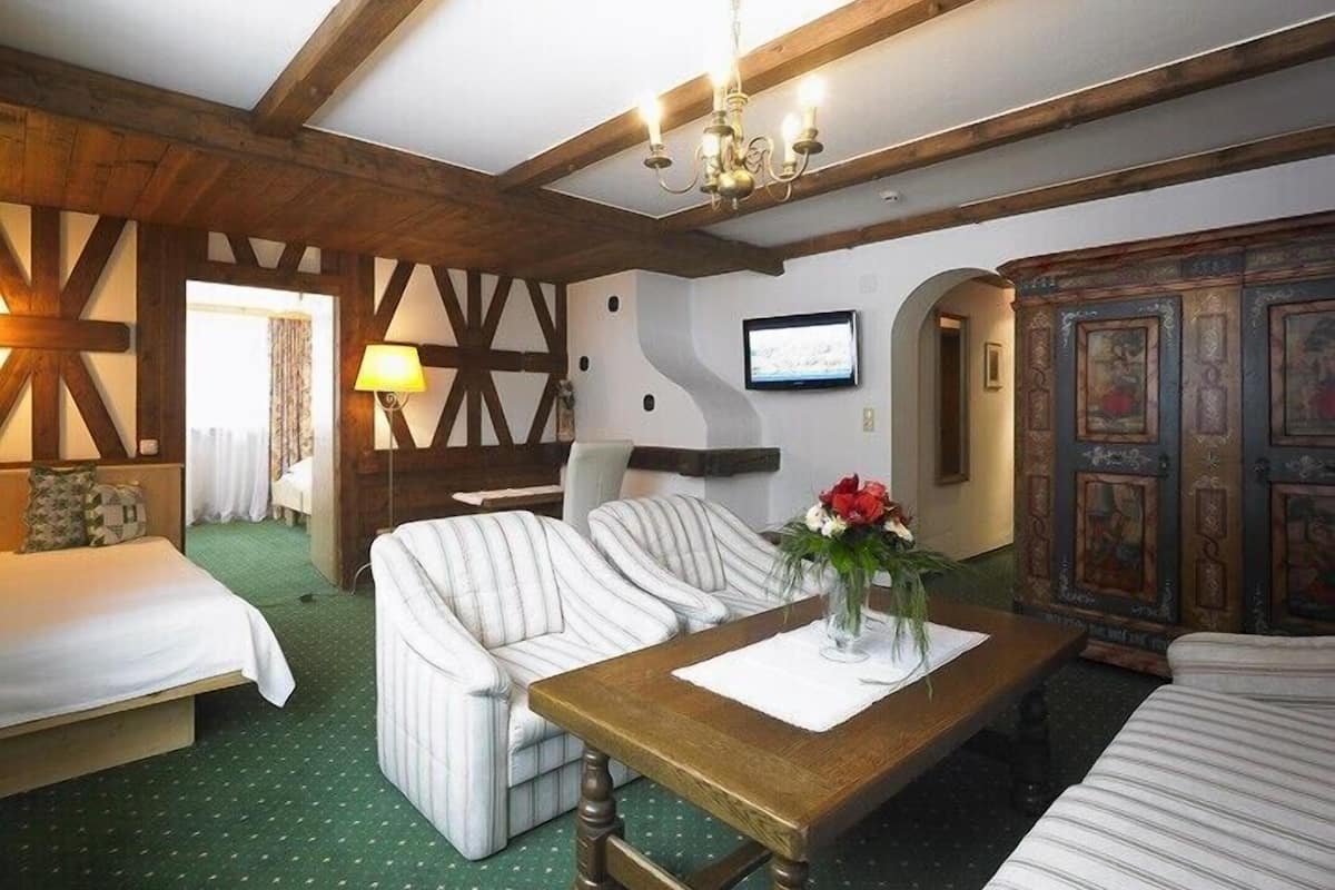 suite | minibar, in-room safe, desk, free wifi