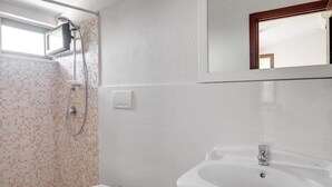 A bathroom with a shower, toilet, and sink. - Relais Gea (Massa Lubrense)